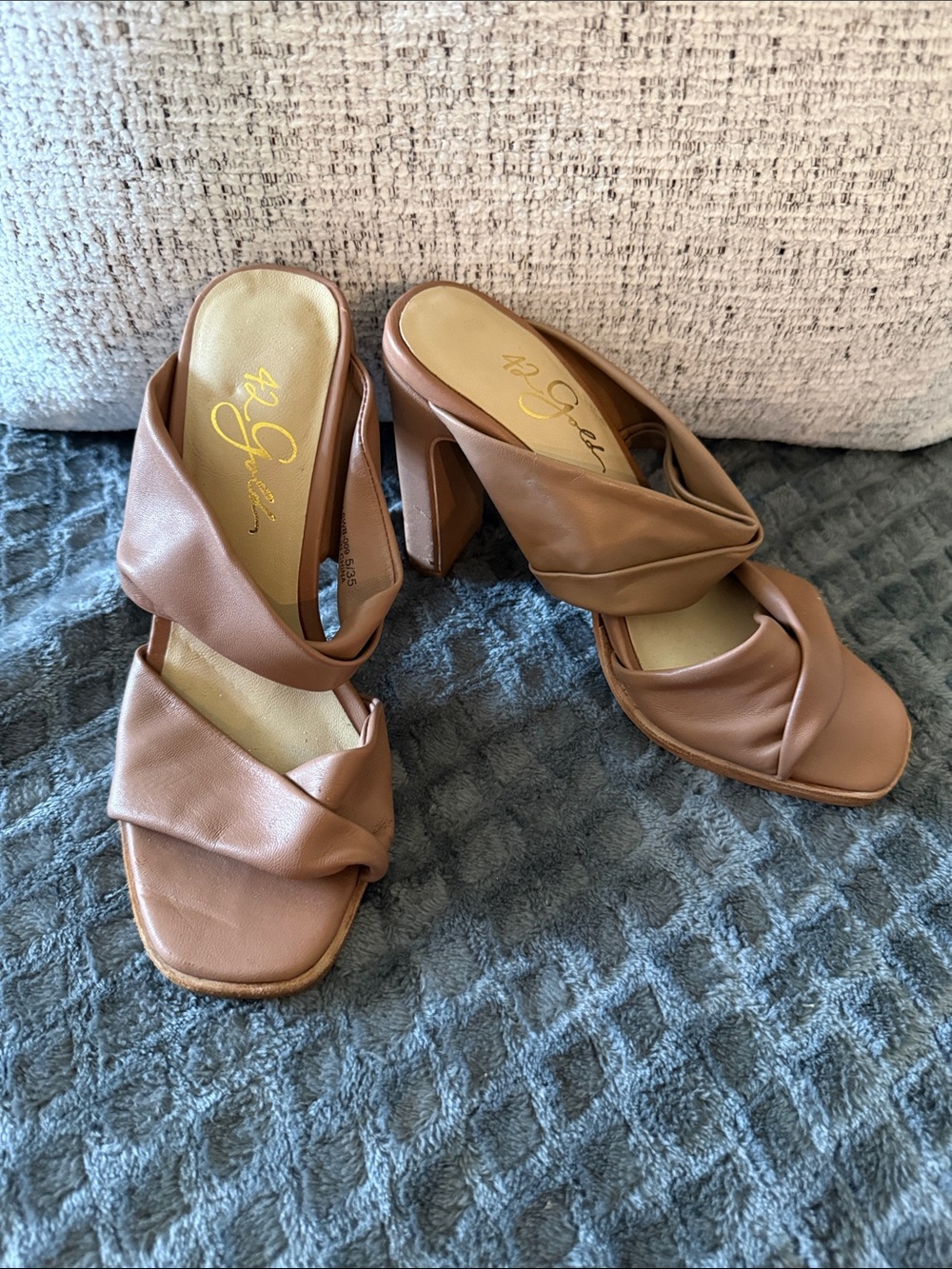 42 GOLD Tan Brown Twist-Strap Block Heel Sandals